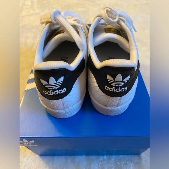 Adidas superstar youth size 5 (women size 7) - Picture 3 of 6